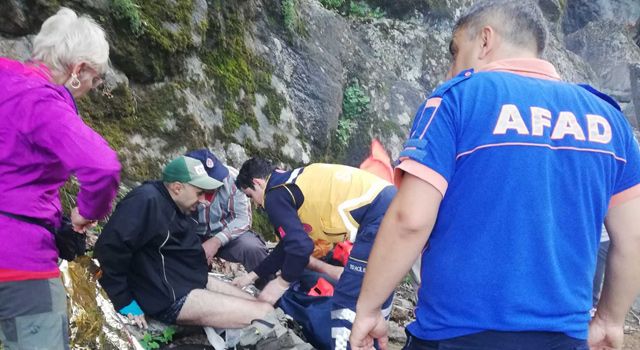 Kayalıklardan düşerek yaralanan vatandaş, 5 kilometre taşındı