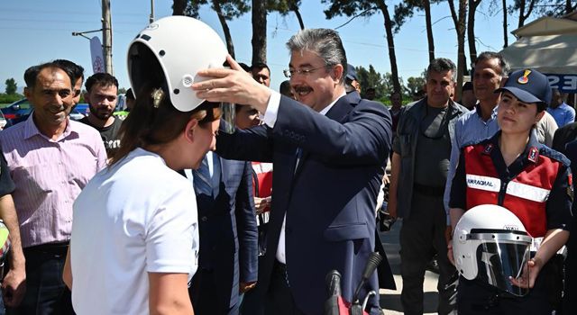 Osmaniye’de 30 motosiklet sürücüsüne kask dağıtıldı