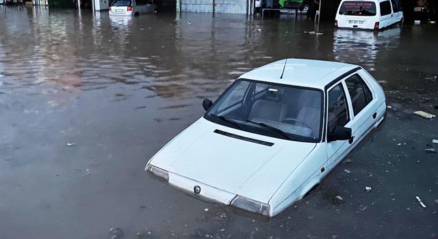 Akşam saatlerindeki sağanak yağış, etkili oldu