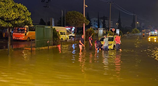 Osmaniye'de sağanak yağış hayatı olumsuz etkiledi