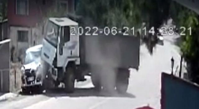 Düziçi’nde hafif ticari araç kamyona çarptı