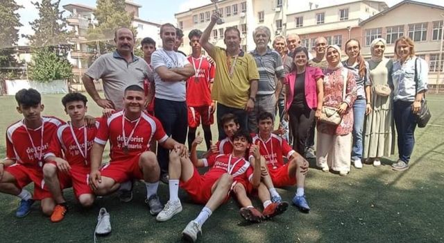 Meslek Lisesi futbol turnuvası’nda şampiyonluk sevinci