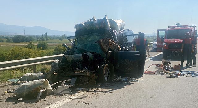 Minibüs, emniyet şeridinde park halindeki kamyonete çarptı: 1 ölü, 1 yaralı