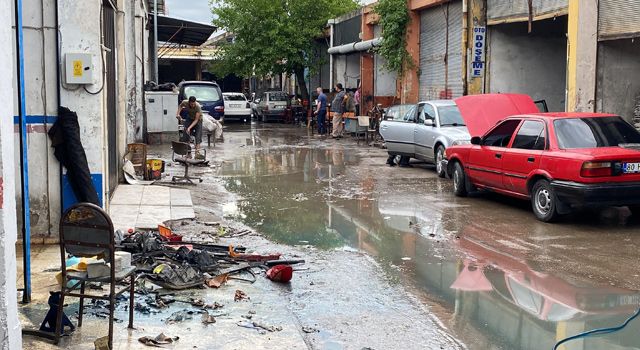 Selden etkilenen sanayi sitesindeki işyerlerinde çamur temizliği