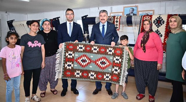 Vali Yılmaz, Sumbas’ta Kilim kursunu ziyaret etti