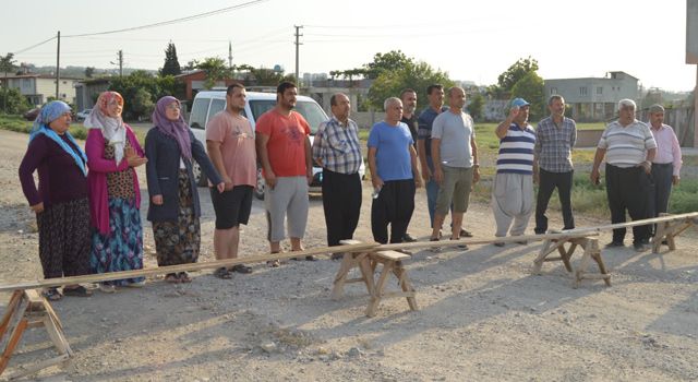 Yolu yapılmayan Akyarlılar yol kapattı