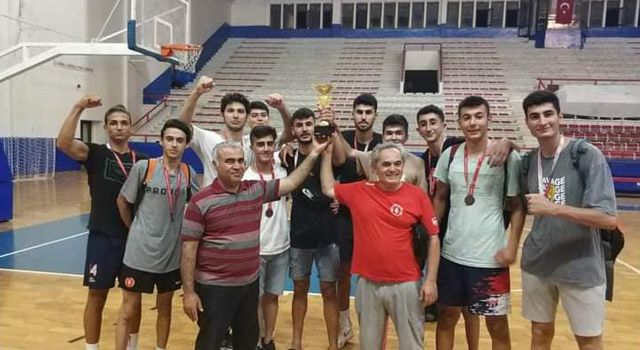 Kadirli’de “15 Temmuz” voleybol turnuvası düzenlendi