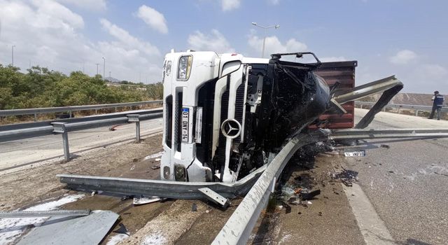 Devrilerek yanan TIR’ın sürücüsü öldü