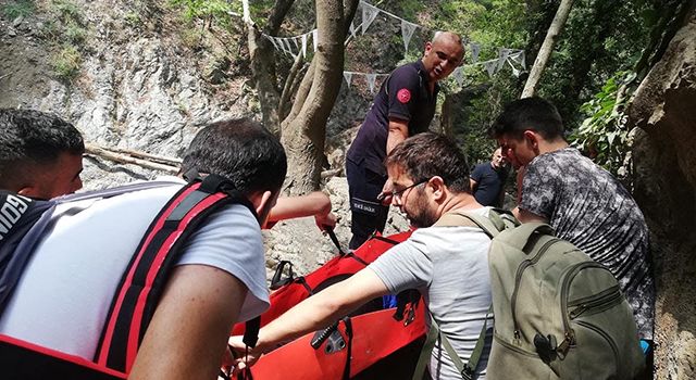 Doğa yürüyüşünde ayağı kırıldı, 1 kilometre sedyeyle taşındı