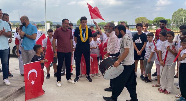 Dünya ikincisi olan tekvandocu, memleketinde davul zurnayla karşılandı