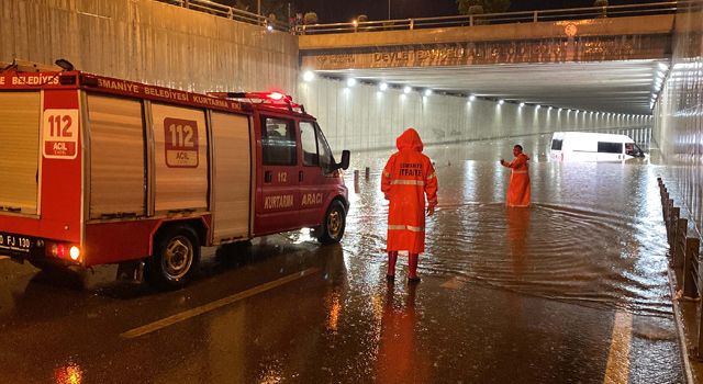 Sağanak nedeniyle ev ve iş yerlerini su bastı, araçlar suya gömüldü