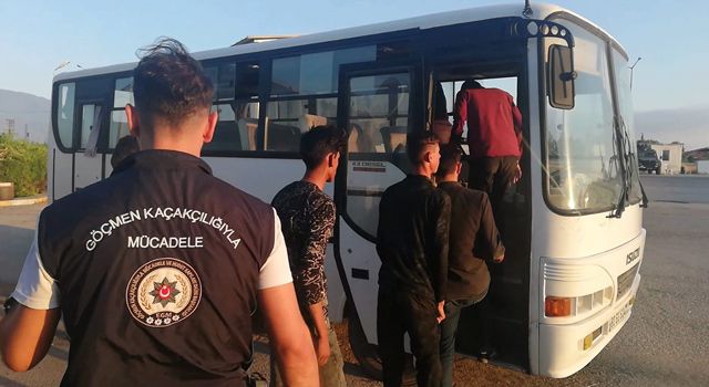 Polisin durdurduğu otomobilde 6 düzensiz göçmen yakalandı