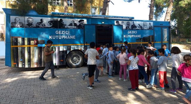Geçici Kütüphane otobüsü okul ziyaretlerini sürdürüyor