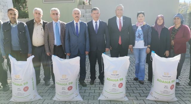 Bahçe’de 32 çiftçiye yerli ve milli buğday tohumu dağıtıldı