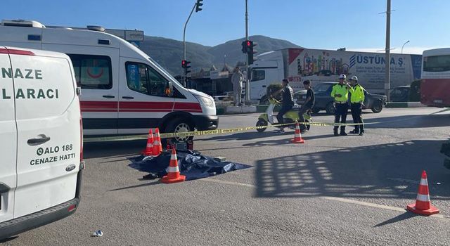 Kamyonun çarptığı elektrikli bisikletteki kadın öldü, eşi ise yaralandı