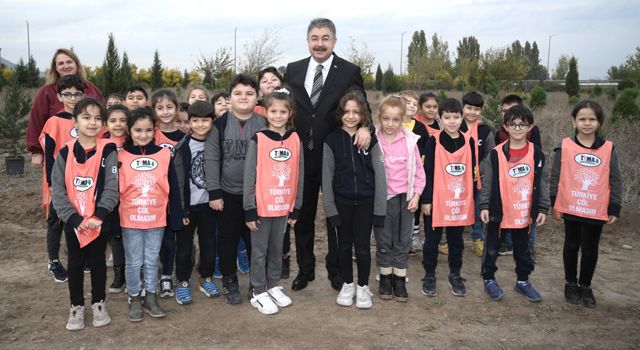 Osmaniye'de Şehit Öğretmen Ayşenur Alkan adına 70 fidan dikildi