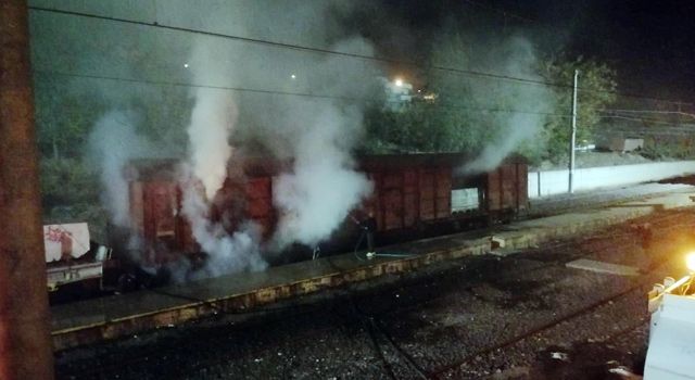 Parke yüklü tren vagonunda çıkan yangın söndürüldü