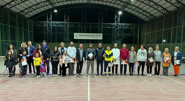 Tenis kursunu tamamlayanlar belgelerini aldı