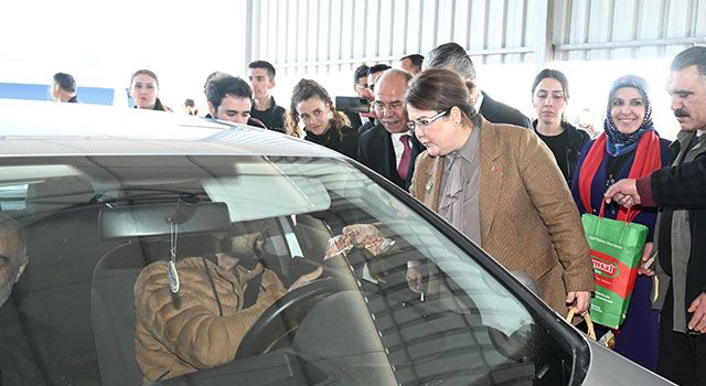 Osmaniyeli Bakan Derya Yanık, sürücülere Osmaniye fıstığı dağıttı