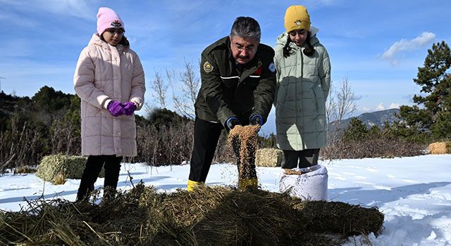 Vali Yılmaz ve Ailesi Amanoslar’da Yaban Hayvanlarına Yem Bıraktı