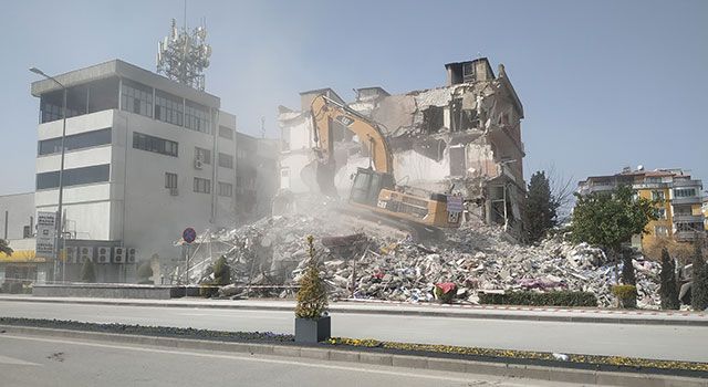Depremde hasar gören binaların yıkım işleri devam ediyor