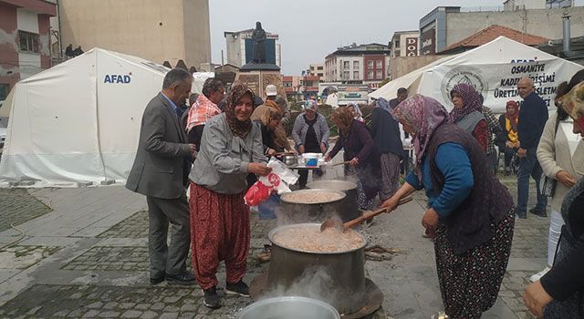 Depremde hayatını kaybedenler için Aşure dağıtıldı