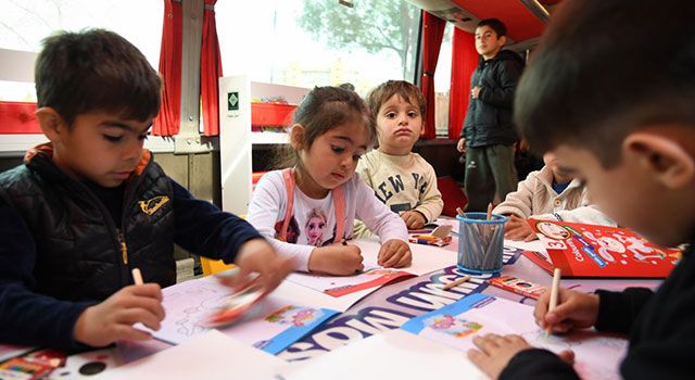 Depremzede çocuklar, oyun otobüsünde stres atıyor