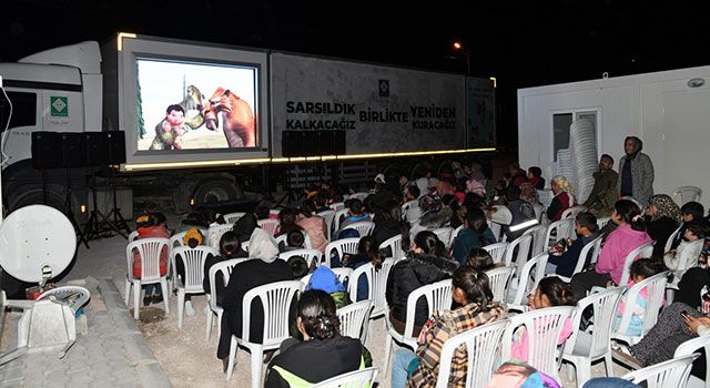 Depremzede çocukların çizgi film keyfi