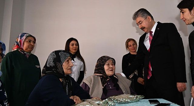 Osmaniye Valisi Erdinç Yılmaz, Huzur evi sakinlerini ziyaret etti