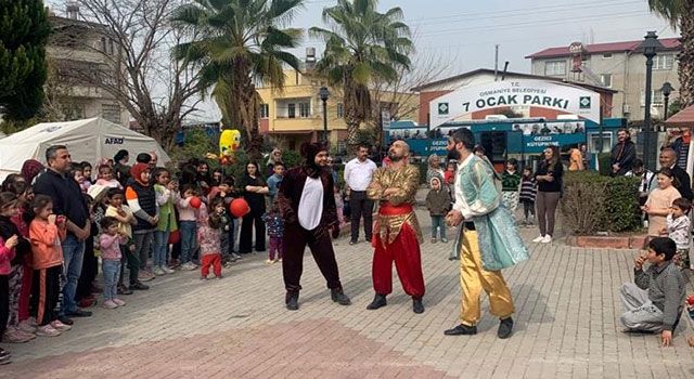 Sinop’tan gelen Tiyatro ekibi çocuklara moral veriyor