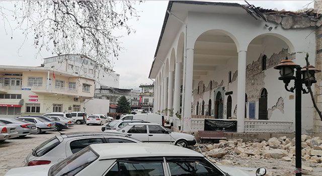 Tarihi cami avlusu, deprem sonrası ‘otopark’ haline döndü!