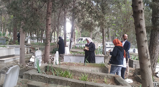 Bayramda, mezarlıklarda duygulu anlar yaşandı