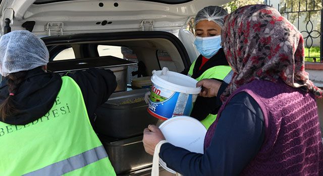 Osmaniye Belediyesi’nden 30 bin kişiye günlük sıcak yemek