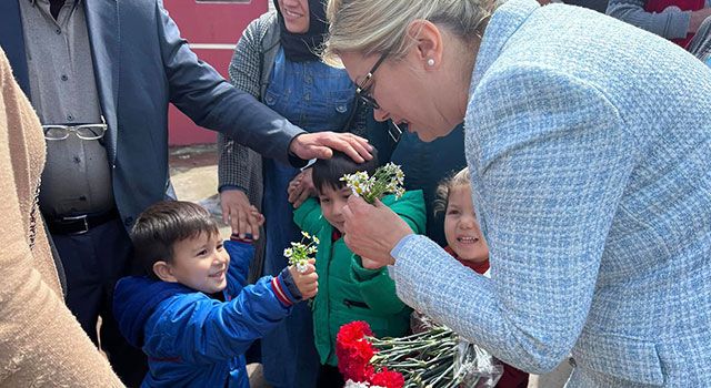 Cumhuriyet Halk Partisi Adayı Dr. Asu Kaya, her yerde sıcak karşılanıyor