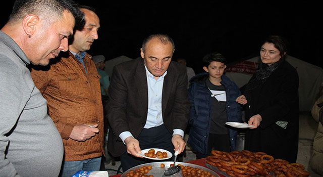 Kaymakam İlhan, çadır kentte lokma dağıttı