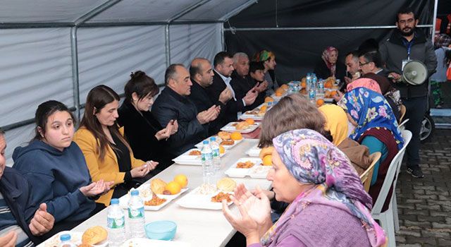 Kaymakam İlhan ve eşi, çadır kentte iftara katıldı