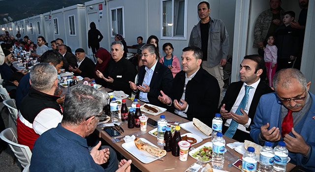 Osmaniye Valisi Erdinç Yılmaz, depremzedelerle iftarda buluştu