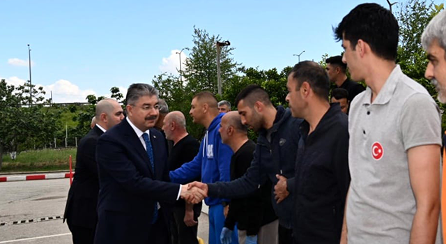 Vali Yılmaz Cezaevi’nde hükümlülerle bayramlaştı