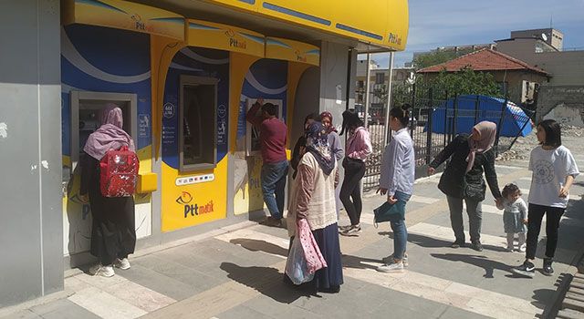 Vatandaş para kuyruğunda, ATM’lerde para yok!..