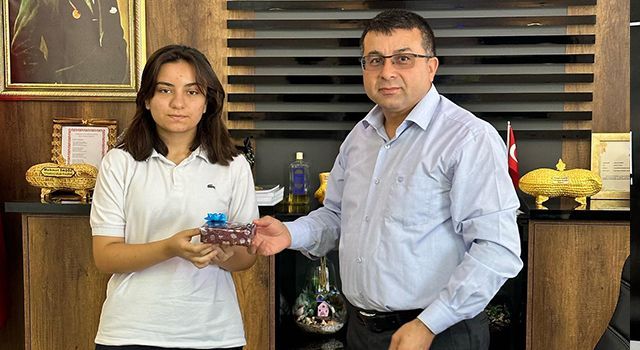 Sınavda başarılı olan öğrenci ödüllendirildi