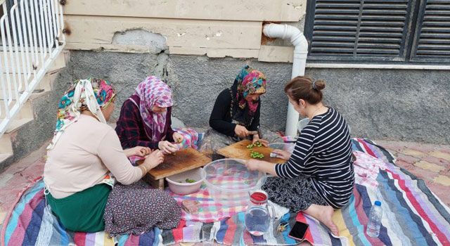 Sofralık Zeytinler İmece Usulü İle Hazırlanıyor