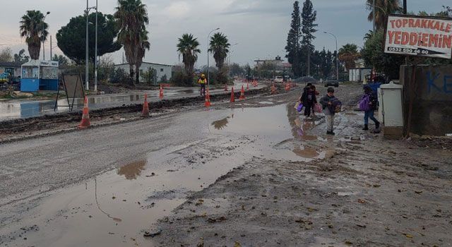 Atatürk Caddesi Çamur Deryasına Döndü! Öğrenciler Ve Veliler İsyan Etti