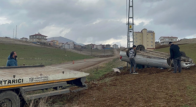 Adana’da devrilen otomobildeki karı koca yaralandı
