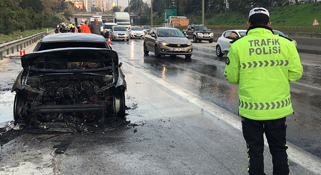 Adana’da seyir halindeyken alev alan otomobil yandı