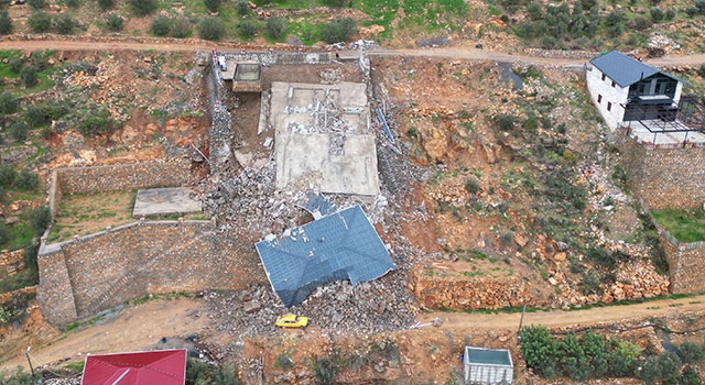 Antalya’da heyelan nedeniyle inşaat halindeki 2 katlı ev çöktü