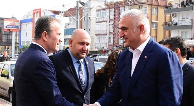 Bakan Ersoy’dan MHP Antalya İl Başkanı’na temsili 57. Alay Sancağı hediyesi