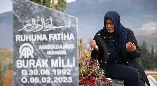 Depremde hayatını kaybeden AA muhabiri Burak Milli, mezarı başında anıldı