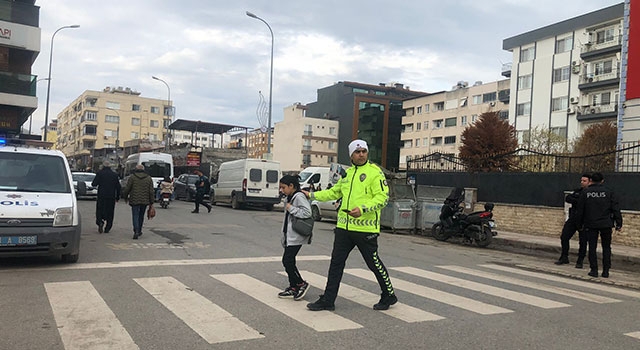 Hatay’da polis okul önlerinde denetim yaptı