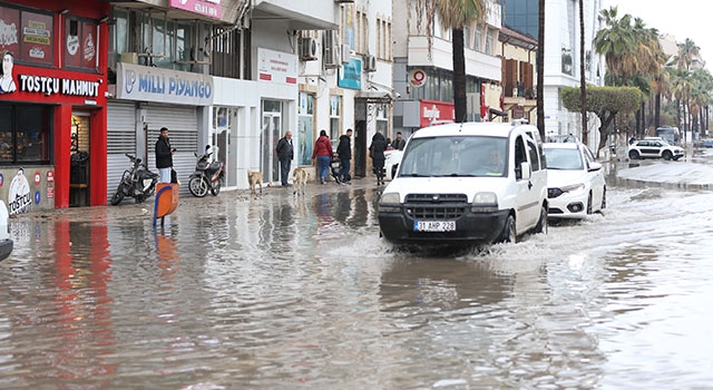 Hatay’ın İskenderun ilçesinde sağanak etkili oldu