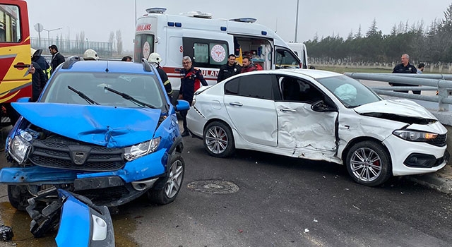 Isparta’da 2 otomobil çarpıştı, 4 kişi yaralandı
